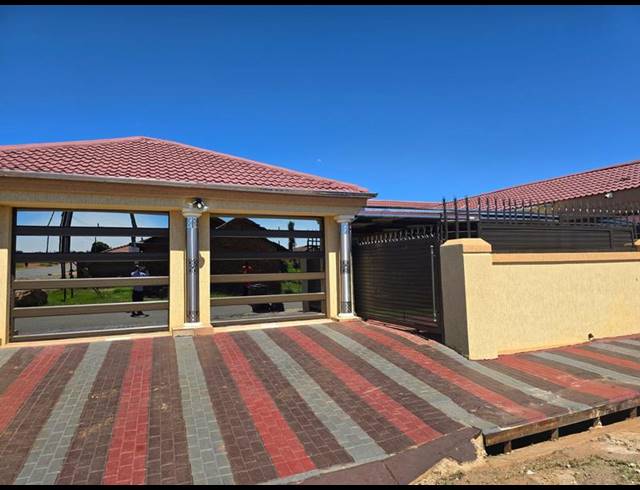 3 BEDROOM HOUSE FOR SALE IN SILUMA VIEW